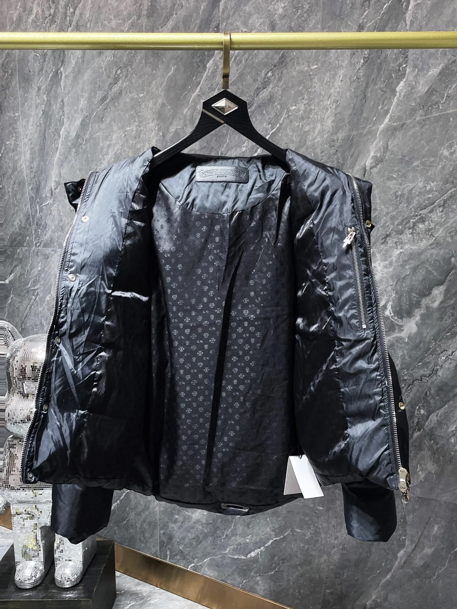 P700 Chrome Hearts ❄️Winter Down Jacket Series❄️ Chrome Hearts Dark Pattern Series Hooded Down Jacket is on sale simultaneously at the counter❤The hood is removable! The best Guangzhou national standard 90 velvet on the market! ! The world’s highest fluffiness of 900D! ! High standard and sufficient down filling! ! Exterior windproof and waterproof dark pattern custom fabric, interior high-grade dark pattern lining fabric to prevent lint, original hardware molding, exquisite craftsmanship details, casual or formal wear ✨ slim fit and not bloated Recommended color: Customized dark pattern flower series Code number: S, M, L, XL
